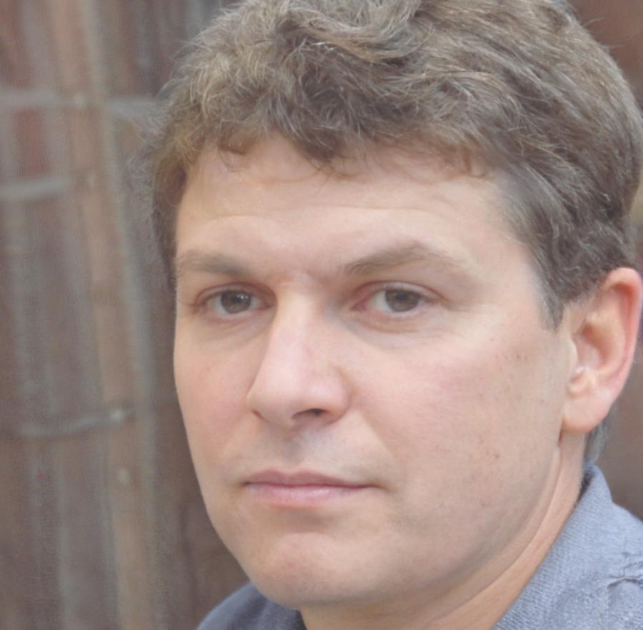 Portrait de Marc Dubois, consultant en stratégie financière